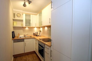 Fridge, oven, stovetop, dishwasher - Lerchenweg 16, Whg. 2 - Holiday apartment with 3 rooms, very comfortable and (Wyk auf Föhr)