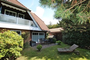 Terrace/patio - Lerchenweg 16, Whg. 2 - Holiday apartment with 3 rooms, very comfortable and (Wyk auf Föhr)