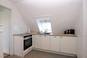 Oven, stovetop, dishwasher, coffee/tea maker - Linge 4, Whg. 2, Nordliv - Apartment Nordliv in a detached two-family house, (Wrixum)