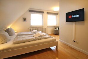 4 bedrooms, in-room safe, iron/ironing board, WiFi - Linge 4, Whg. 1, Hygge - vacation apartment with garden, total of 6 rooms, 4 bedrooms (Wrixum)