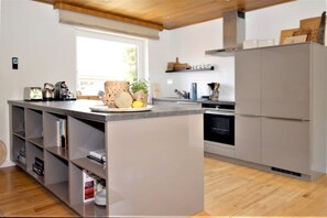 Een koelkast, een oven, een kookplaat, een vaatwasser