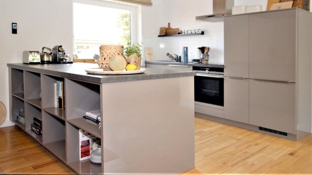 A modern kitchen with a central island, built-in shelving, and a large window. - Linge 4, Whg. 1, Hygge - vacation apartment with garden, total of 6 rooms, 4 bedrooms (Wrixum)