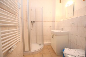 Shower, hair dryer - Waldstraße 19a, Whg. 22, Feriendomizil am Südstrand - Holiday apartment with 2- (Wyk auf Föhr)
