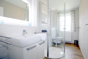 Shower, hair dryer - Kiek Ut 9, Whg. 2 - Apartment with 3 rooms on approx. 50m² (Wyk auf Föhr)