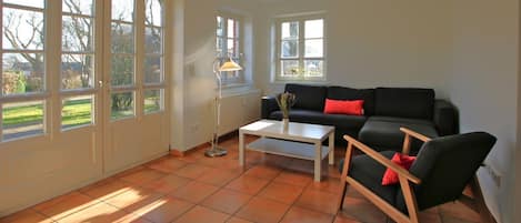 Televisie, een dvd-speler en een stereo