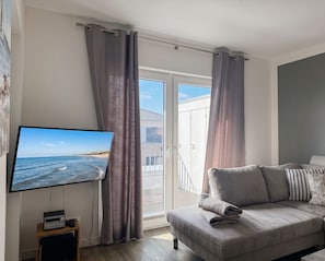 Fernseher, Tischtennisplatte, Stereoanlage