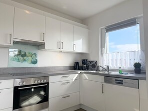 Fridge, microwave, oven, stovetop - 2107 - with sea view Strandwiese - 2107 - Penthouse Strandwiese 9 - Apartment 7 (Dahme)