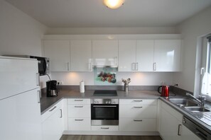 Fridge, microwave, oven, stovetop - 2107 - with sea view Strandwiese - 2107 - Penthouse Strandwiese 9 - Apartment 7 (Dahme)