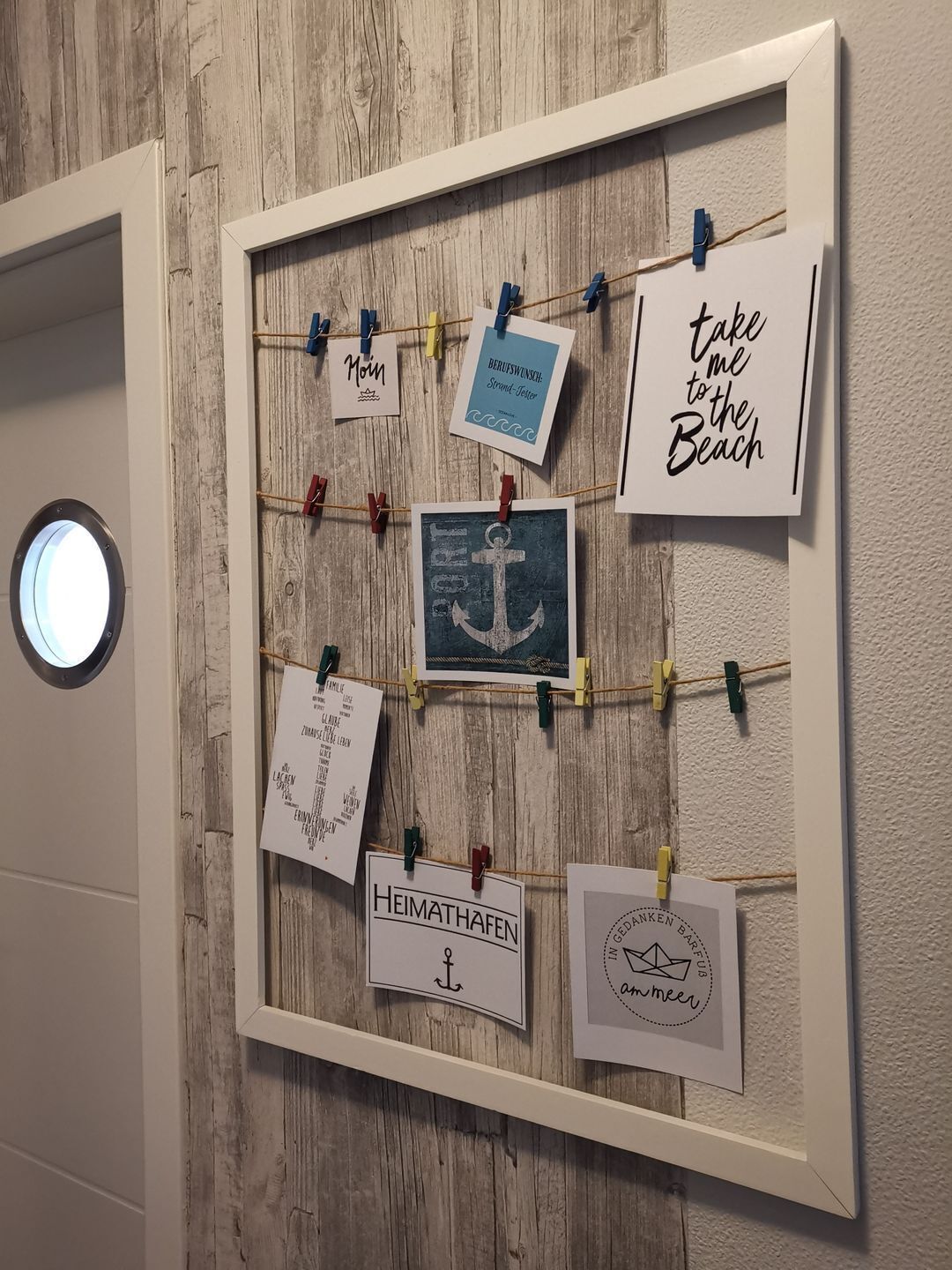 Un tableau d’affichage où sont accrochées diverses notes et une photo encadrée représentant une ancre.