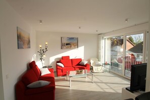 Televisie, een tafeltennistafel en een stereo