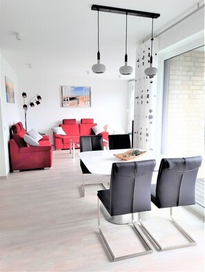 TV, tavolo da ping pong, impianto stereo