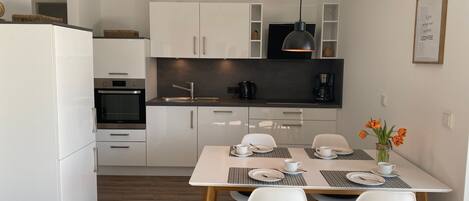 Réfrigérateur, micro-ondes, four, plaque de cuisson