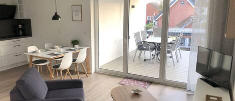 TV, bordtennis og stereoanlegg