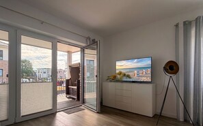Una televisión, una mesa de tenis de mesa, un reproductor estéreo