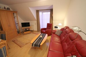 Fernseher, Tischtennisplatte, Stereoanlage