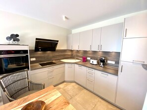 Fridge, microwave, oven, stovetop - 2705 - Strandwiese 16 - 2705 - Strandwiese 16 - Apartment 5 (Dahme)