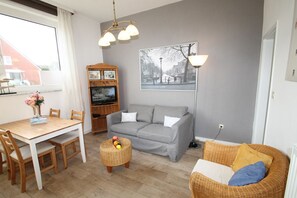 TV, mesa de pingue-pongue, aparelho de som
