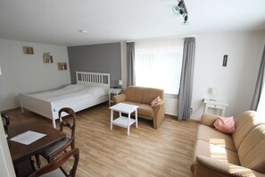 TV, table tennis, stereo