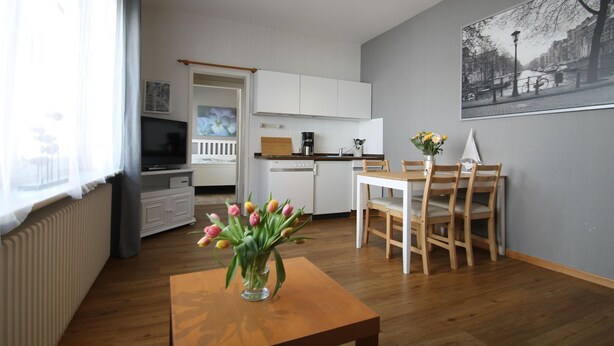 Eine moderne Wohnung mit Küche, Essbereich und Wohnzimmer.