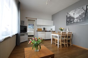 Eine moderne Wohnung mit Küche, Essbereich und Wohnzimmer.