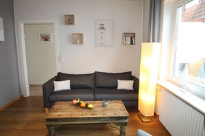 Een televisie, een tafeltennistafel en een stereo