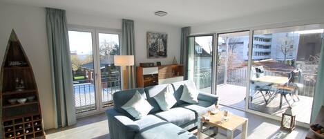 Fernseher, Tischtennisplatte, Stereoanlage