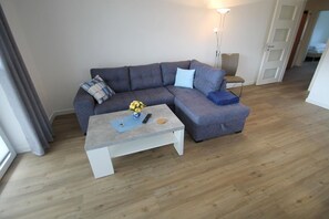 TV, table tennis, stereo