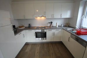 Kjøleskap, mikrobølgeovn, ovn og kokeplater