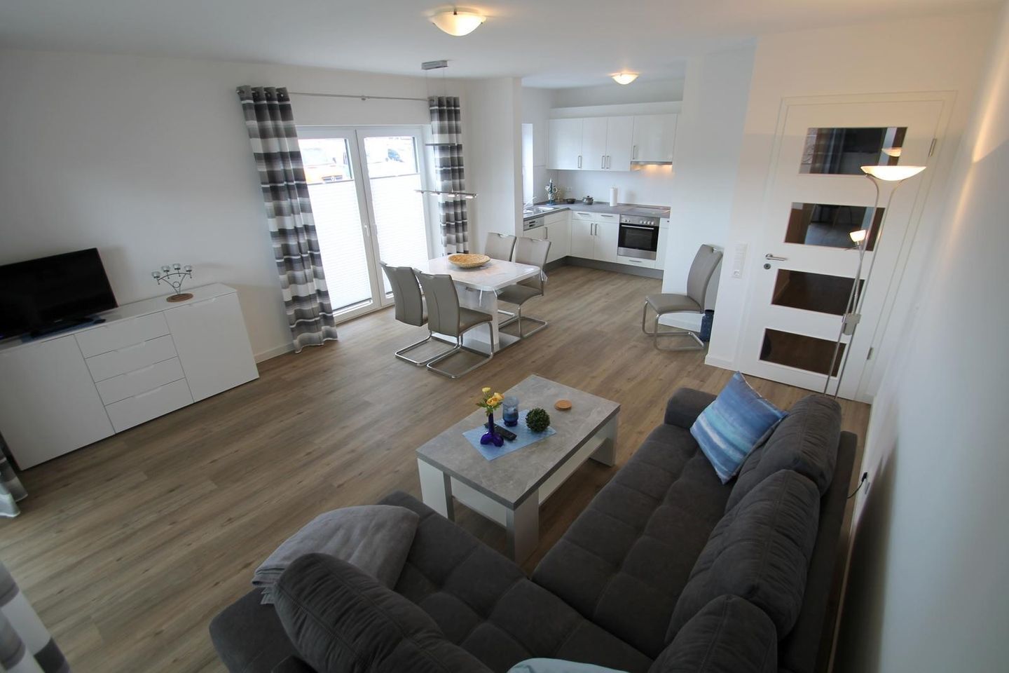 Fernseher, Tischtennisplatte, Stereoanlage