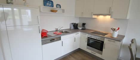 Frigorifero, forno, piano cottura, lavastoviglie