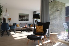 Unclassified image, 2 of 14, button