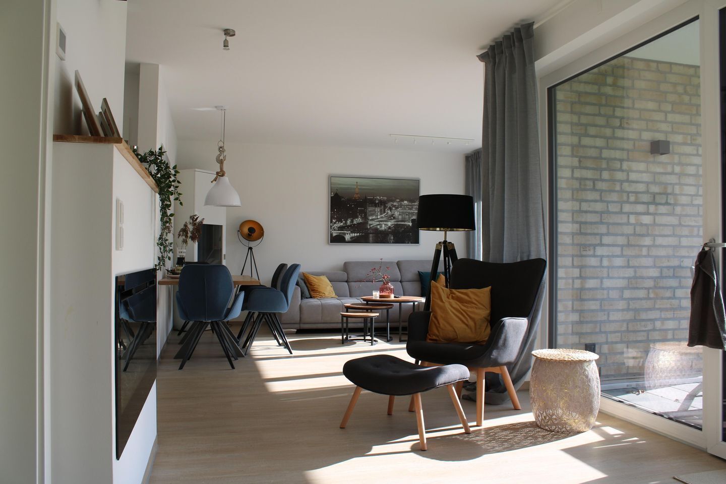 Een televisie, een tafeltennistafel en een stereo