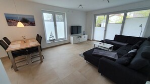 Fernseher, Tischtennisplatte, Stereoanlage