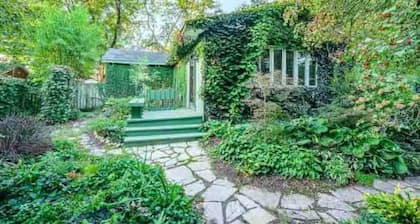 Earthy Hobbit Home w/ Privacy & Serenity - Near Wheaton College & Downtown