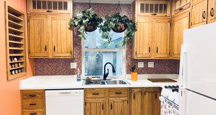 Earthy Hobbit Home w/ Privacy & Serenity - Near Wheaton College & Downtown