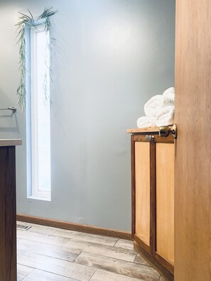 Interior - Earthy Hobbit Home w/ Privacy & Serenity - Near Wheaton College & Downtown (Wheaton)
