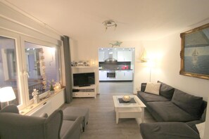 Fernseher, DVD-Player, Tischtennisplatte, Stereoanlage