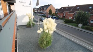 Un edificio residencial con un letrero que dice 'Dienen Residence'.