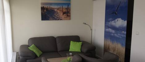 Fernseher, Tischtennisplatte, Stereoanlage