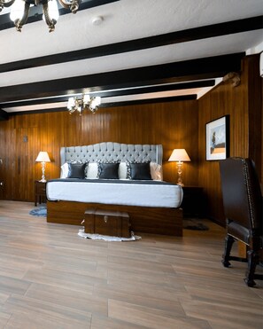 Master Suite | Decoración individual, escritorio, espacio para trabajar con un portátil