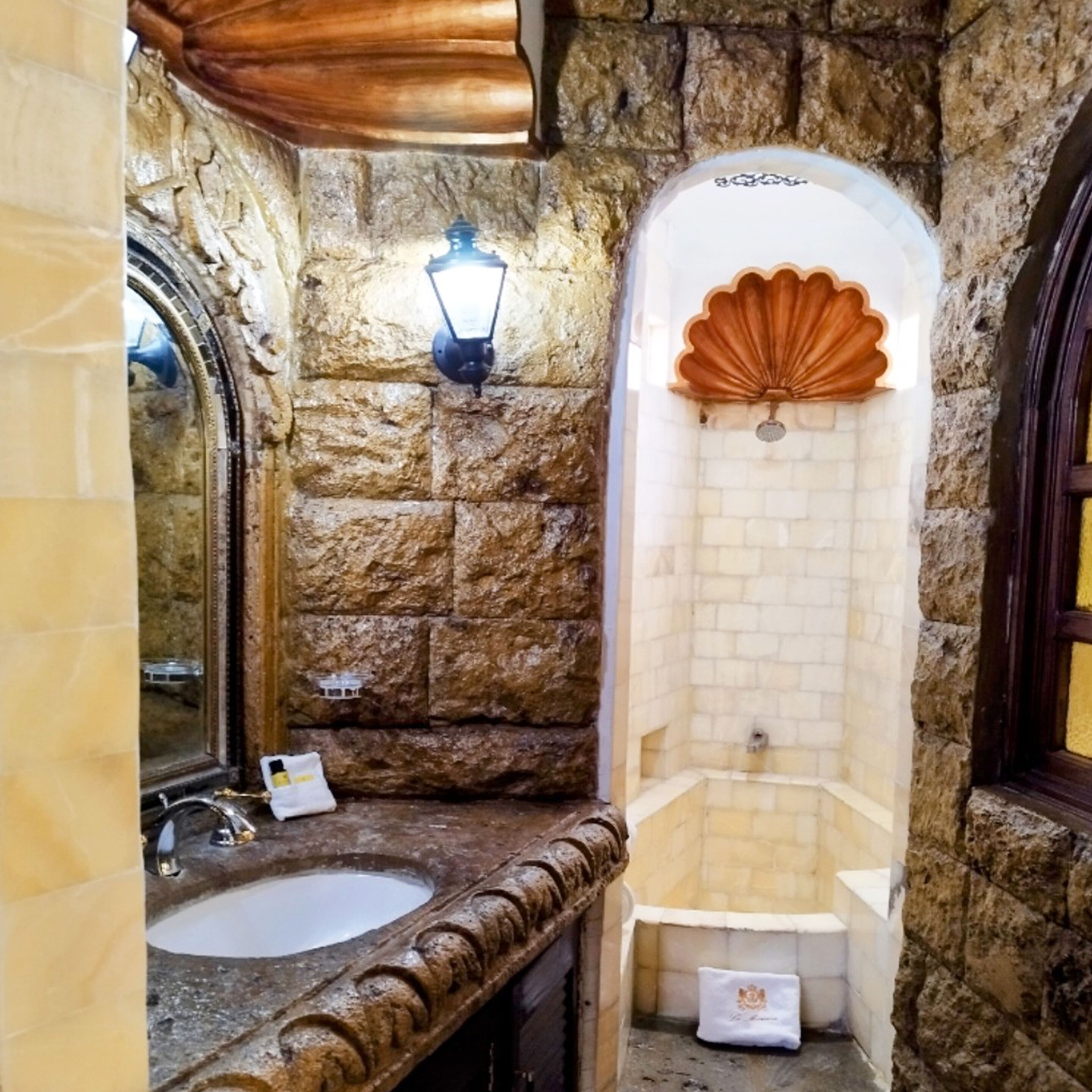 junior room | bathroom | shower, towels