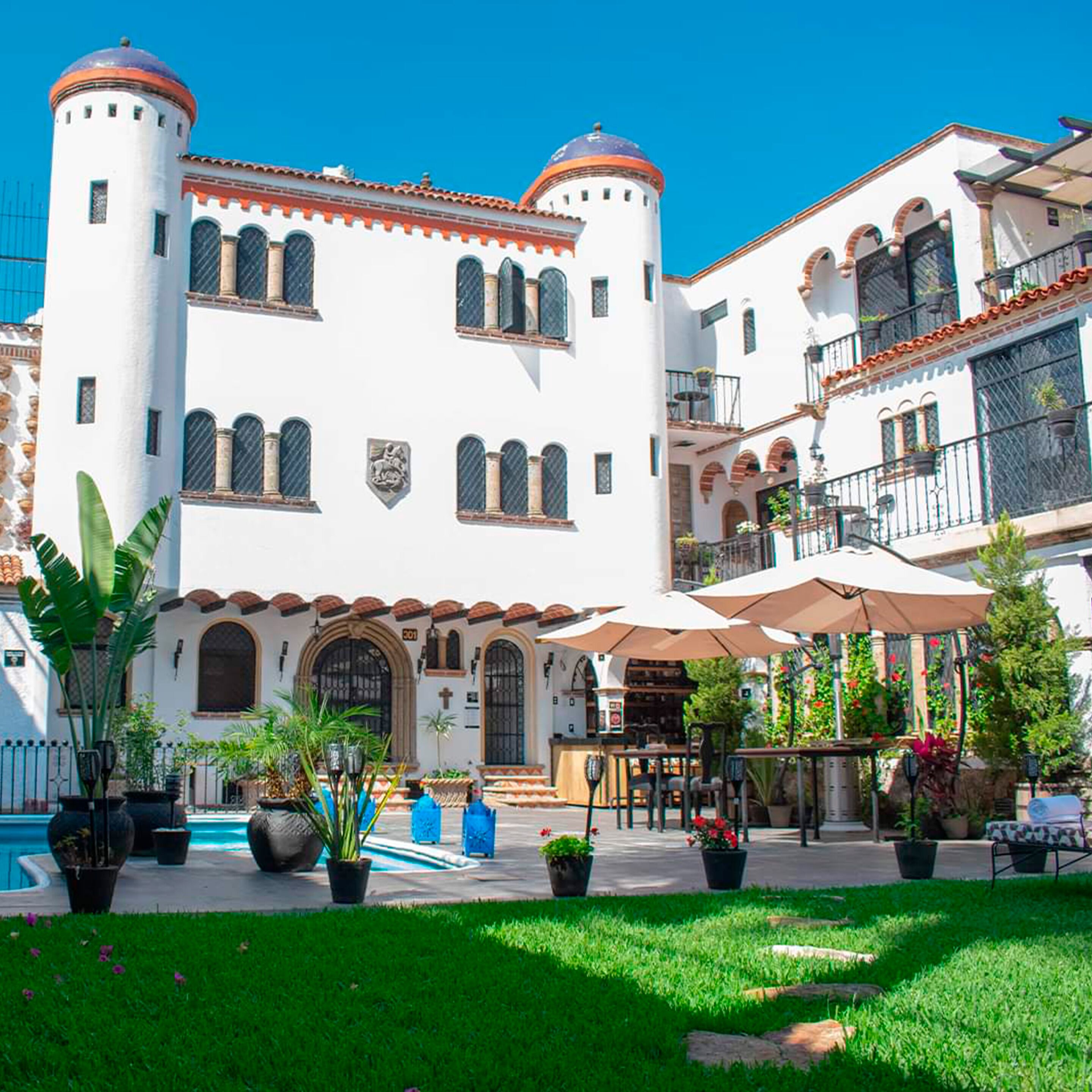 Alberca al aire libre y camastros 