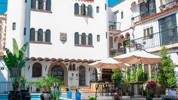Alberca al aire libre y camastros