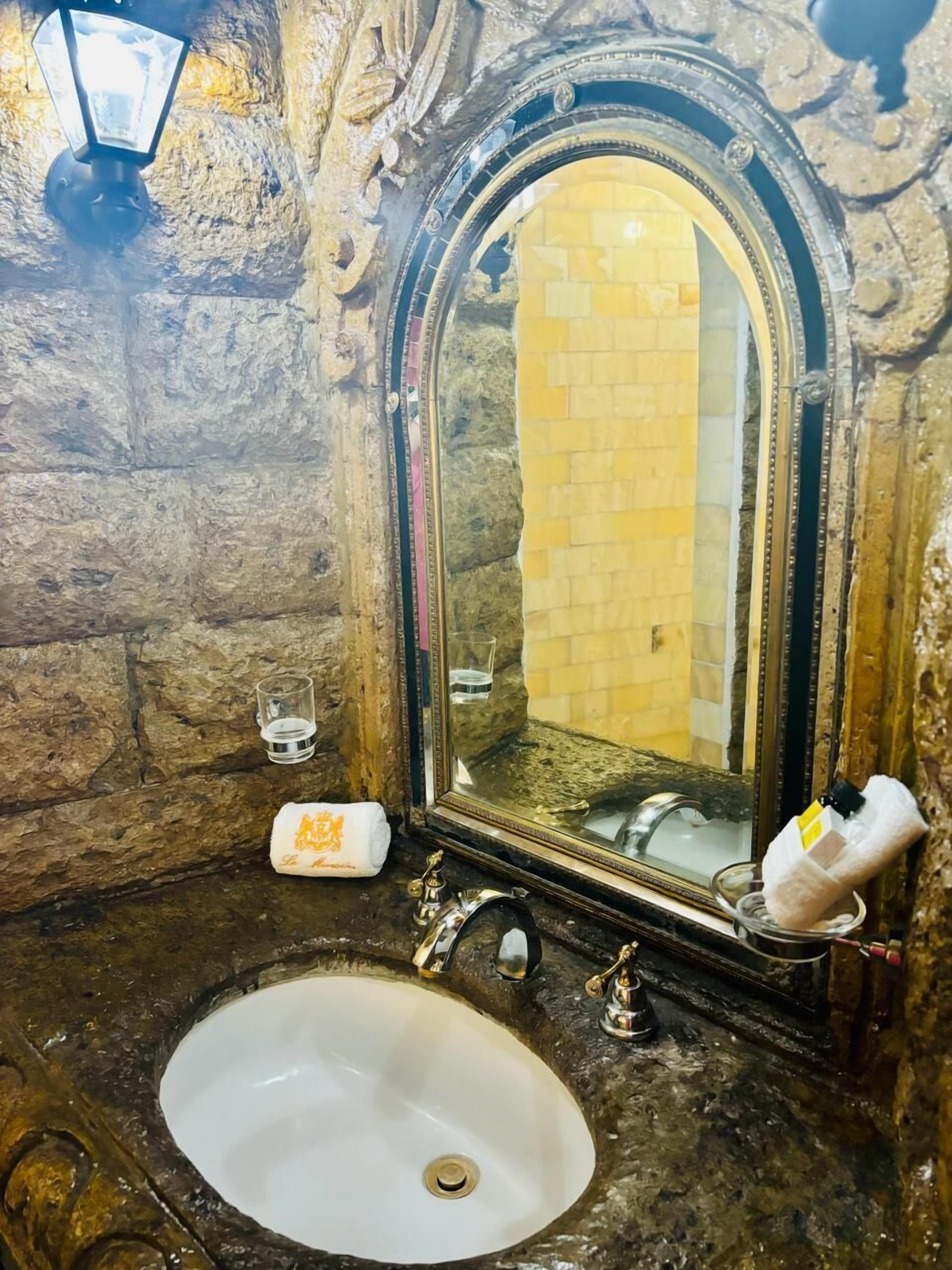 junior room | bathroom | shower, towels