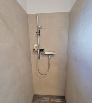 Douche, sèche-cheveux
