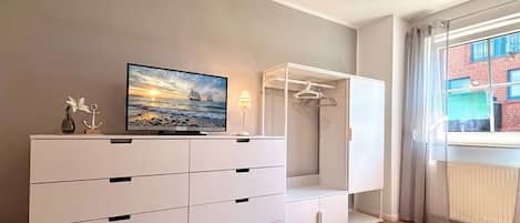 Fernseher, Tischtennisplatte, Stereoanlage