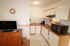 Een koelkast, een magnetron, een vaatwasser