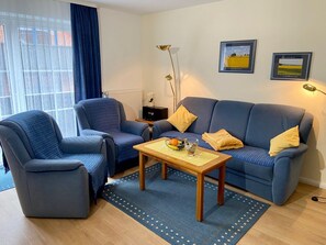 Een televisie, een tafeltennistafel en een stereo