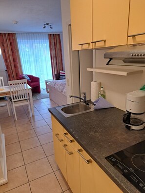 Fridge, stovetop, coffee/tea maker, electric kettle