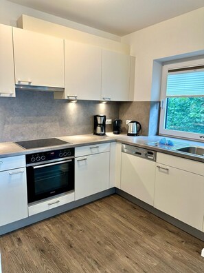 Een koelkast, een microgolfoven, een oven, een kookplaat